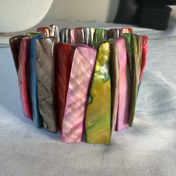 Multi colored stretch shell bracelet - Picture 3 of 5